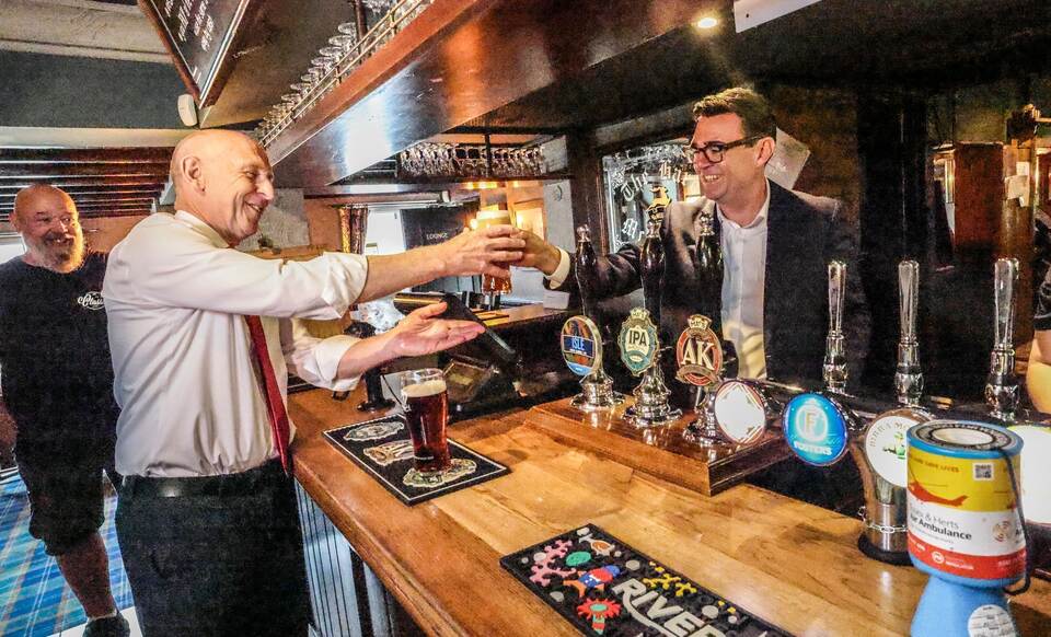 Britischer Premier Burnham besucht Pub in Harlow Britischer Premier Burnham besucht Pub in Harlow