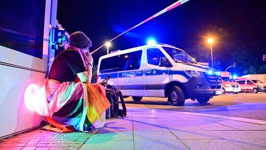 Auto rast in Menschenmenge - CSD in Berlin abgebrochen Auto rast in Menschenmenge - CSD in Berlin abgebrochen