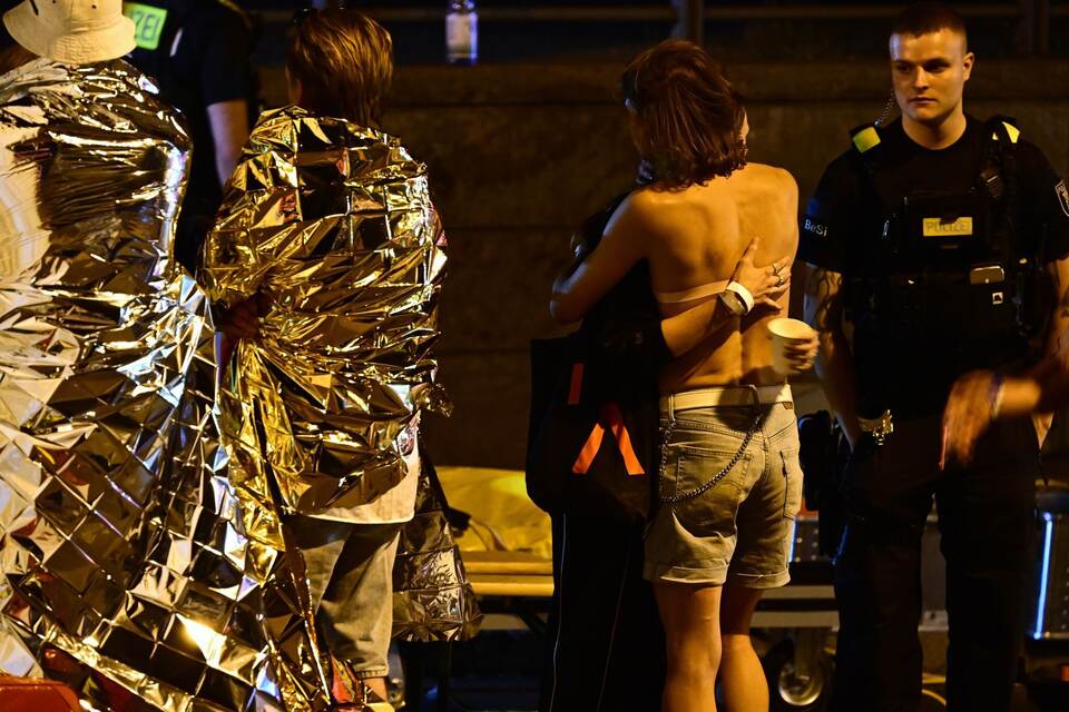 Auto rast in Menschenmenge - CSD in Berlin abgebrochen Auto rast in Menschenmenge - CSD in Berlin abgebrochen
