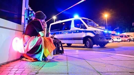 Auto rast in Menschenmenge - CSD in Berlin abgebrochen Auto rast in Menschenmenge - CSD in Berlin abgebrochen