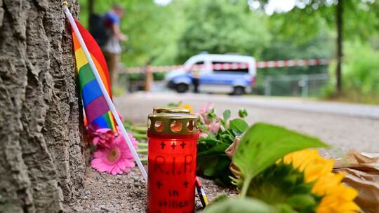 Auto rast in Menschenmenge - CSD abgebrochen Auto rast in Menschenmenge - CSD abgebrochen