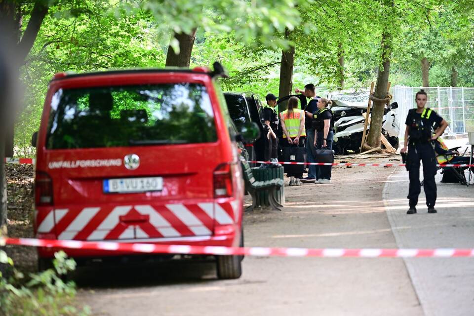 Auto rast in Menschenmenge - CSD abgebrochen Auto rast in Menschenmenge - CSD abgebrochen