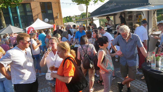 Gemütliches Beisammensein auf dem Kelterplatz in Mühlacker zeichnet das Weinfest aus. Stefan Friedrich