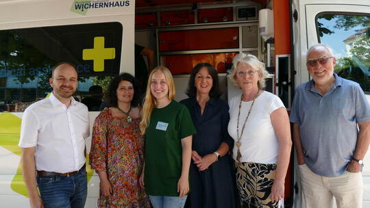Freuen sich über den Einsatz des Medi-Mobils: Andreas Renner (von links), Sunita Vimal, Alicia Schumacher, Susanne Knöller , Jut