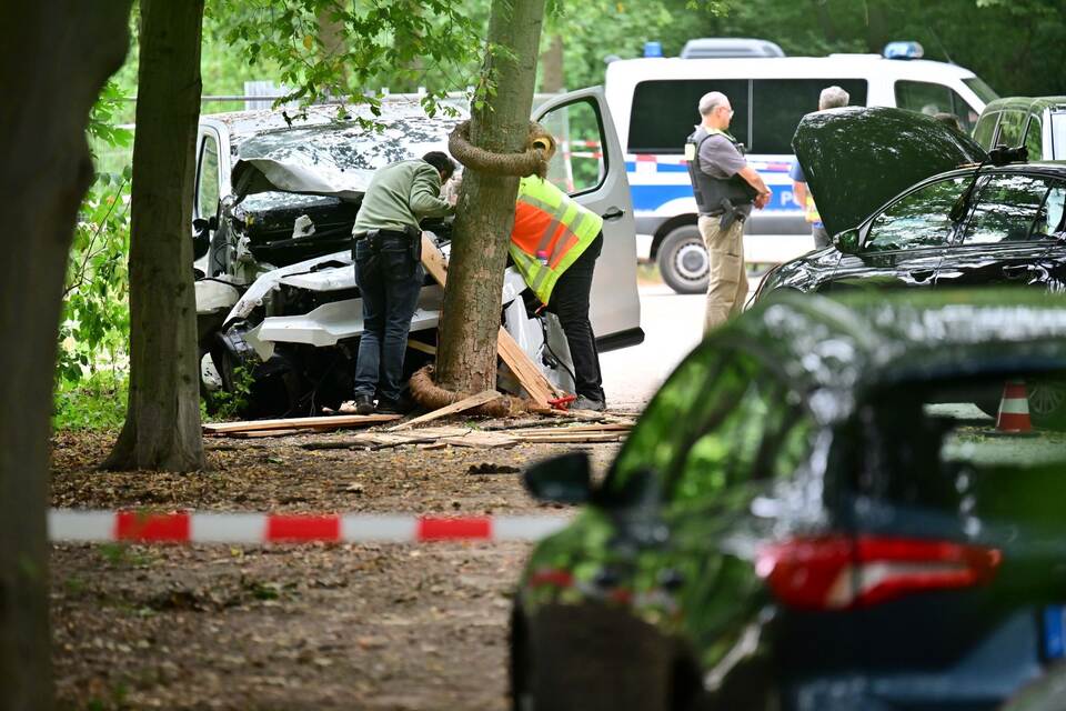 Auto fährt in Menschenmenge - CSD abgebrochen Auto fährt in Menschenmenge - CSD abgebrochen