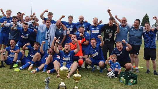 Beim Gastgeber SV Neuhausen ist die Stimmung auf dem Siedepunkt: Das Team krönt eine starke Turnierleistung mit dem Biet-Pokal.