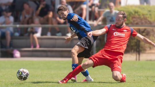 Hart umkämpft war das Gruppenspiel zwischen dem TSV Ötisheim (rote Trikots) und dem FC Viktoria Enzberg. Fotomooment