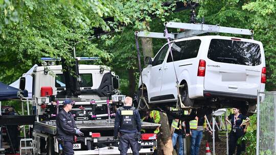 Auto fährt in Menschenmenge - CSD abgebrochen Auto fährt in Menschenmenge - CSD abgebrochen