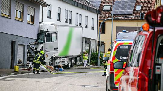Schwerer Unfall: Lastwagen prallt gegen Hauswand Schwerer Unfall: Lastwagen prallt gegen Hauswand
