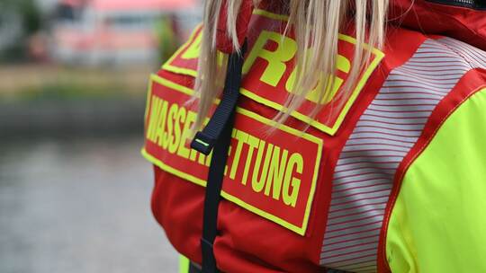 DLRG-Übung in Baden-Württemberg