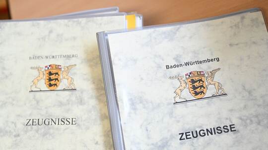 Letzter Schultag - Ausgabe von Zeugnissen