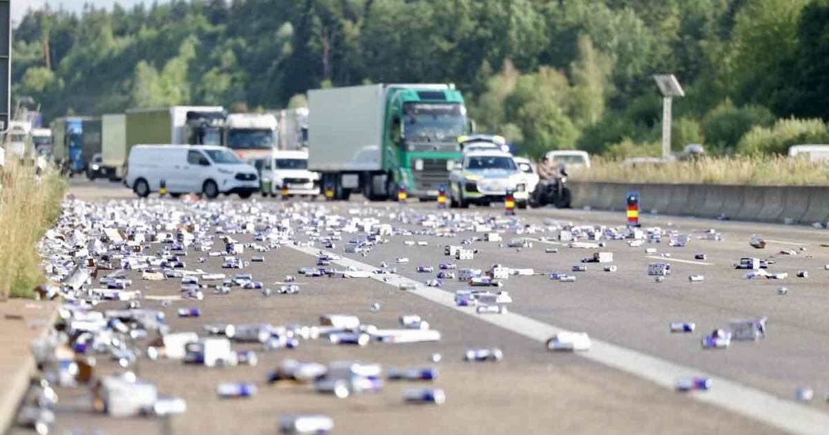 Truck loses energy cans on the A8 near Pforzheim: One lane reopened