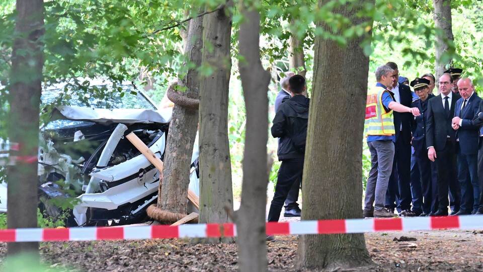 Auto fährt in Menschenmenge