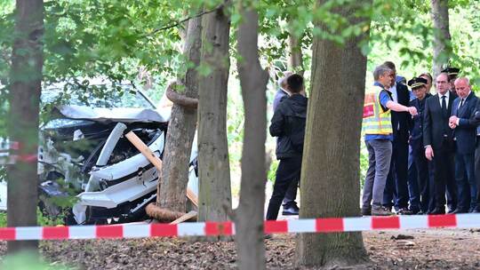 Auto fährt in Menschenmenge