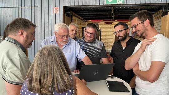 Gemeinsam werden Fragen der Anwohnerinnen und Anwohner in kleinen Gruppen beantwortet und diskutiert. Foto: Gemeinde Straubenhar