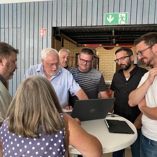 Gemeinsam werden Fragen der Anwohnerinnen und Anwohner in kleinen Gruppen beantwortet und diskutiert. Foto: Gemeinde Straubenhar