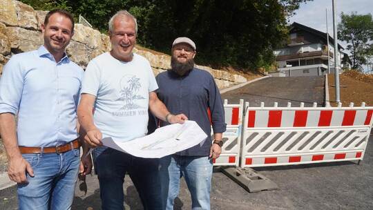 Bürgermeister Thomas Maag, Ingenieur Harald Bohner und Oliver Busch vom Bauamt der Gemeinde (von links) stehen vor dem neu gesch
