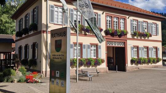 Im Höfener Rathaus nimmt man die unterschiedlichen Einwohnerzahlen vom kommunalen Einwohnerregister und Zensus mit Verwunderung