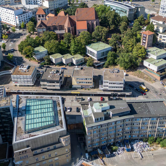 Abgerissen wird das Alte Technische Rathaus (rechts unten) sowie die vier quadratischen Bauten auf der gegenüberliegenden Seite. PK Abriss Altes Rathaus