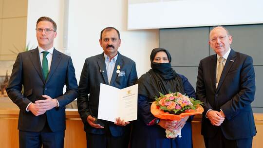 Rettungsmedaille für Taxifahrer Muhammad Afzal Rettungsmedaille für Taxifahrer Muhammad Afzal