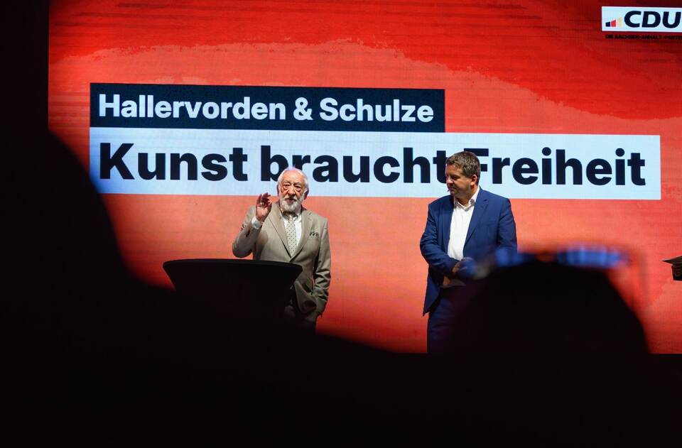 Hallervorden und Schulze unterhalten sich in Halle