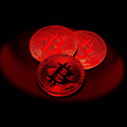 Bitcoin-Münzen liegen auf einem Tisch