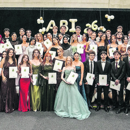 Die Abiturientinnen und Abiturienten freuen sich über den bestandenen Schulabschluss. Foto: Hilda-Gymnasium