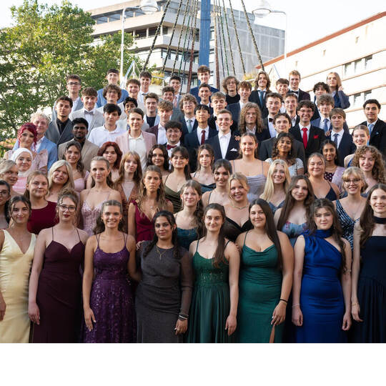 Die Abiturientinnen und Abiturienten freuen sich über den bestandenen Schulabschluss. Foto: Theodor-Heuss-Gymnasium