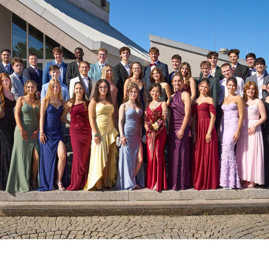 Die Abiturientinnen und Abiturienten freuen sich über den bestandenen Schulabschluss. Foto: Hebel-Gymnasium