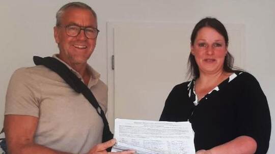 Übergabe der Unterschriften durch die Bürgerinitiative (BI) Hofacker Weiler. Im Bild von rechts: Ina Leibeck mit dem stellvertre