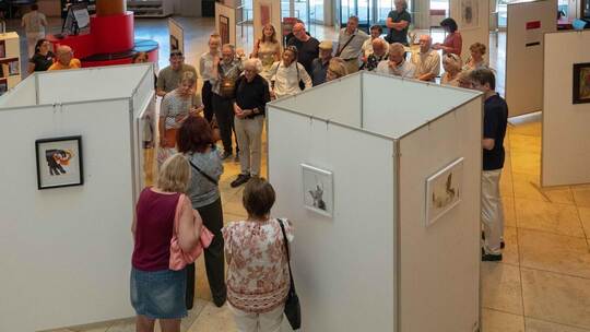 Die Künstlerinnen und Künstler führen bei der Vernissage der Ausstellung „Aufbruch“ in ihre Arbeiten ein. Uta Volz