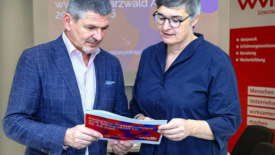 wvib-Präsident Bert Sutter und Hauptgeschäftsführerin Hannah Böhme bei der Konjunkturpressekonferenz in Gundelfingen. Gerd Lache