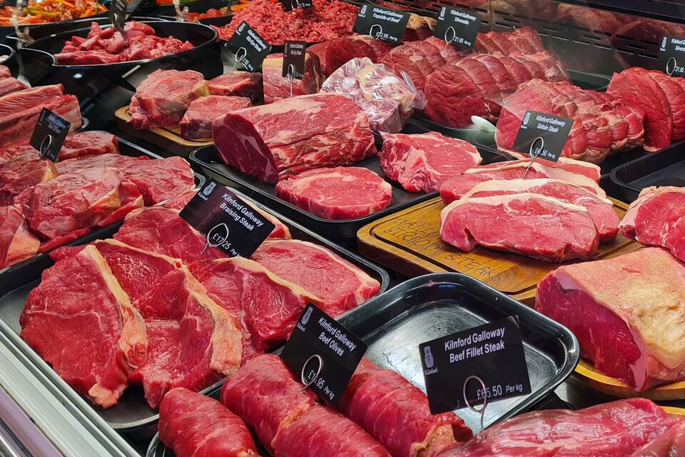 Fleischtheke mit Gallowey-Fleisch im Farmshop in Kilnford Fleischtheke mit Gallowey-Fleisch im Farmshop in Kilnford