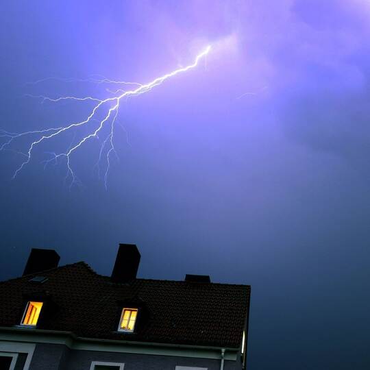 Blitze über einem Wohnhaus
