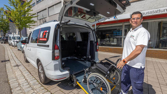 Hasan Irmak hat sich vor mehr als 15 Jahren mit „Irmak Krankenfahrten“ selbstständig gemacht. Bis zu 30 Einsätze pro Tag zählt d
