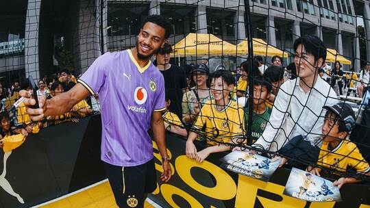 Borussia Dortmund präsentiert lila Ausweichtrikot Borussia Dortmund präsentiert lila Ausweichtrikot