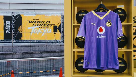 Borussia Dortmund präsentiert lila Ausweichtrikot Borussia Dortmund präsentiert lila Ausweichtrikot