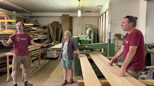 Die Inhaber der Holzwerkstatt Störrmühle, Tobias Dobler (links) und Patrick Streit, führen die Grünen-Landtagsabgeordneten Stefa