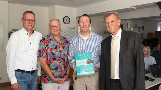 Oberbürgermeister Stephan Retter, Enzkreis Kreisarchivar Konstantin Huber und Stadtarchivar Markus Friedrich stellen mit dem Ver