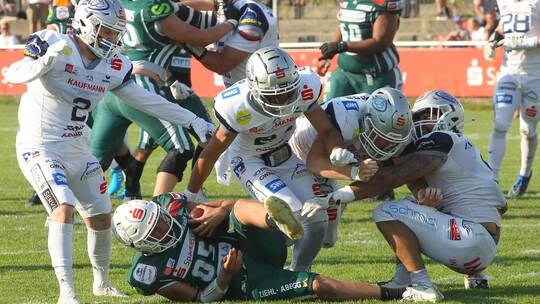 Die Defense der Pforzheim Wilddogs (in Weiß, hier gegen die Schwäbisch Hall Unicorns) wird im Heimspiel gegen Munich Cowboys gef
