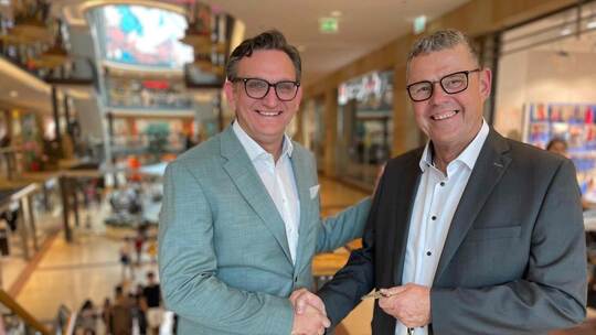 Schlüsselübergabe im Centermanagement der Schlössle-Galerie: Der bisherige Stellvertreter Mile Zovko (links) übernimmt die Aufga