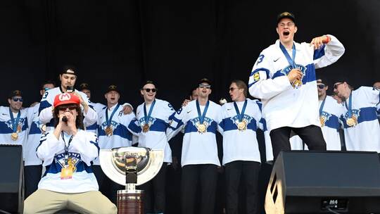 Finnisches Team feiert WM-Titel Finnisches Team feiert WM-Titel