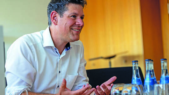 Auch nach 100 Tagen im Amt sagt Stepan: „Mir geht’s gut. Es macht mir Spaß und es gibt viel zu tun.“ Foto: Röhr Interview Matthias Stepan