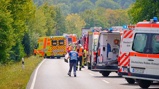 Schwerer Unfall - Frontalzusammenstoß zwischen Bus und Pkw Schwerer Unfall - Frontalzusammenstoß zwischen Bus und Pkw