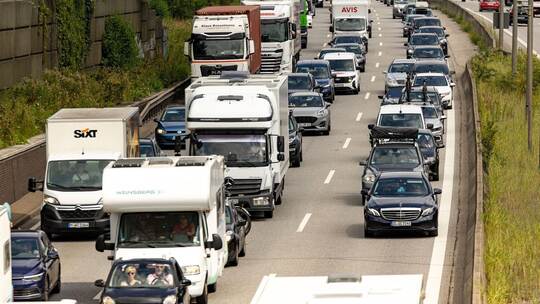 Ferienzeit in Deutschland: Staus auf Autobahnen