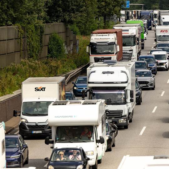 Ferienzeit in Deutschland: Staus auf Autobahnen Ferienzeit in Deutschland: Staus auf Autobahnen
