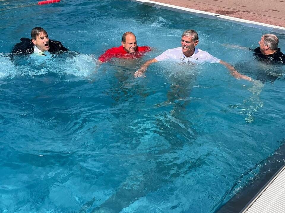 Und fertig ist die Abkühlung. Allerdings schwimmt es sich nicht leicht in einem Anzug, stellt Schweickert fest. Foto: Voges