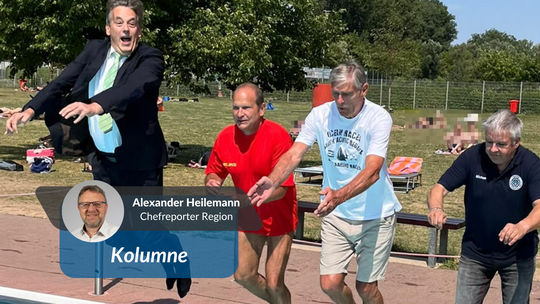 Ab ins Becken: Erik Schweickert (von links), Axel Dauner, Bernd Krumpel und Michael Stoll in Niefern.