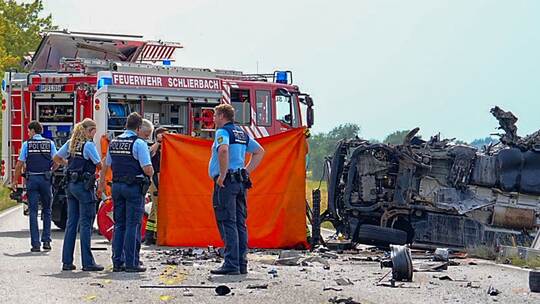 Tödlicher Frontalzusammenstoß zwischen Bus und Kleintransporter Tödlicher Frontalzusammenstoß zwischen Bus und Kleintransporter