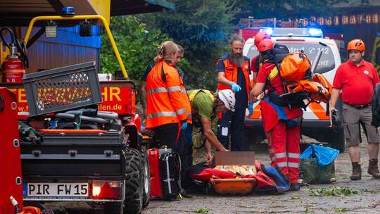 Mann von Baum erschlagen - Toter bei Unwetter in Sachsen Mann von Baum erschlagen - Toter bei Unwetter in Sachsen